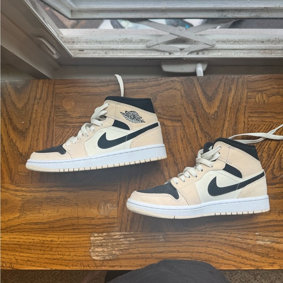 WMNS6 Jordan 1s ‘Barley Orange’ - Picture 2 of 3